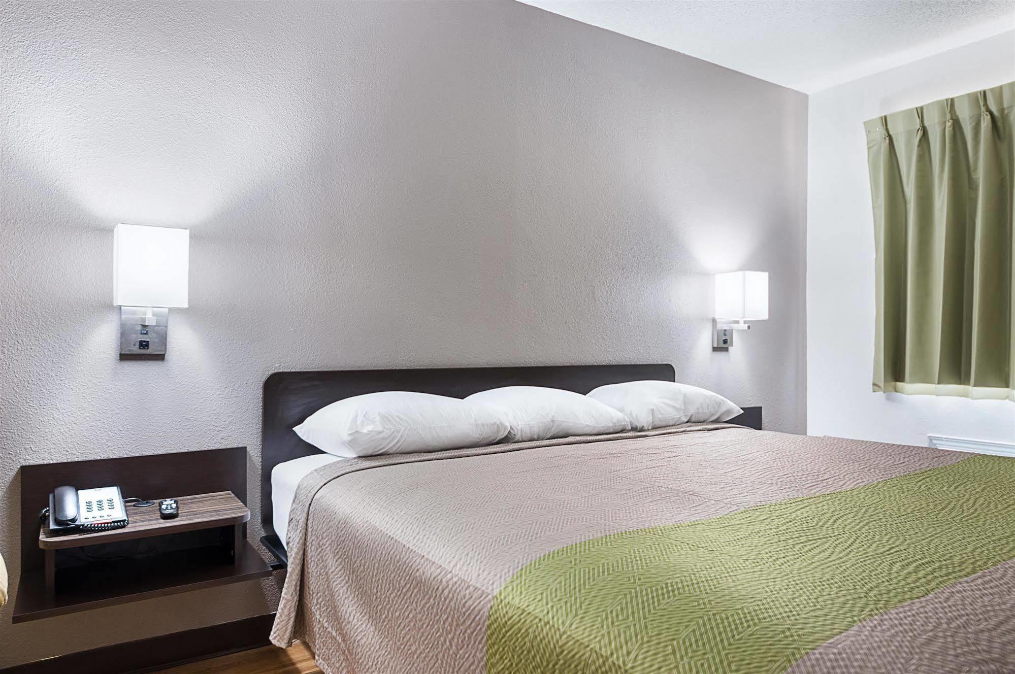 Hotel 6-new Iberia, La 2*